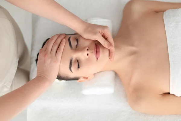 Jeune Femme Recevant Massage Dans Salon Spa — Photo