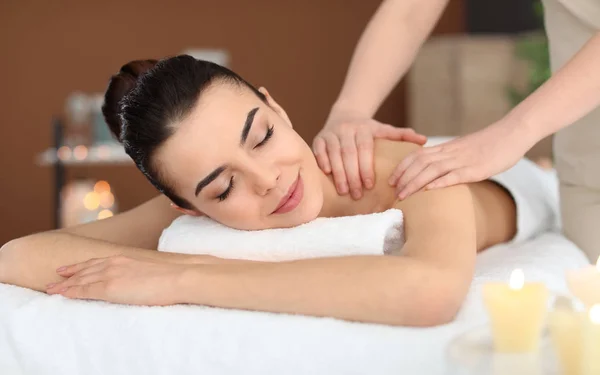 Mujer Joven Recibiendo Masaje Salón Spa —  Fotos de Stock