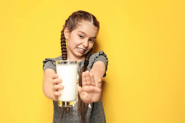 ミルクのガラス色の背景上に保持している乳製品のアレルギーを持つ少女 — ストック写真