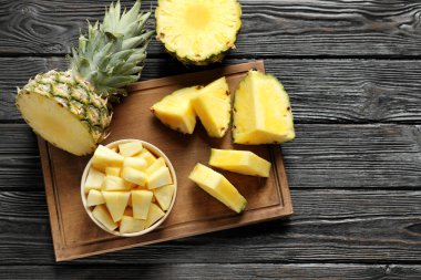 Ahşap tahta masada, üstten görünüm taze dilimlenmiş ananas ile