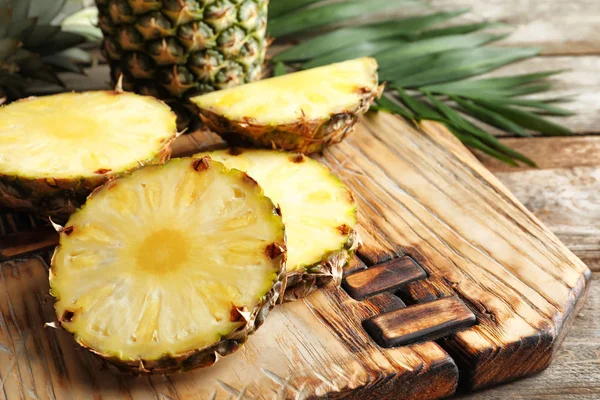 Rodajas de piña sobre tabla de madera — Foto de Stock