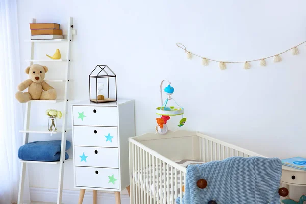 Acogedor interior de la habitación del bebé con cuna —  Fotos de Stock
