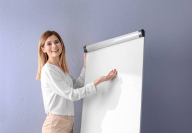 Kadın iş antrenör renk arka plan karşı sunu