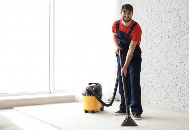 Erkek işçi kapalı vakum ile halı yıkama