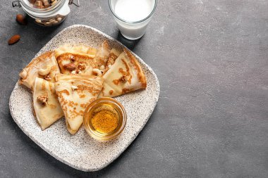 İnce krep plaka, üstten görünüm üzerinde bal ile servis