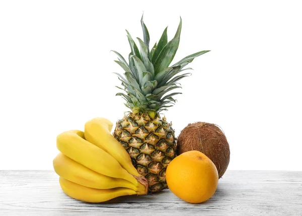 Conjunto de frutas tropicais frescas na mesa de madeira — Fotografia de Stock