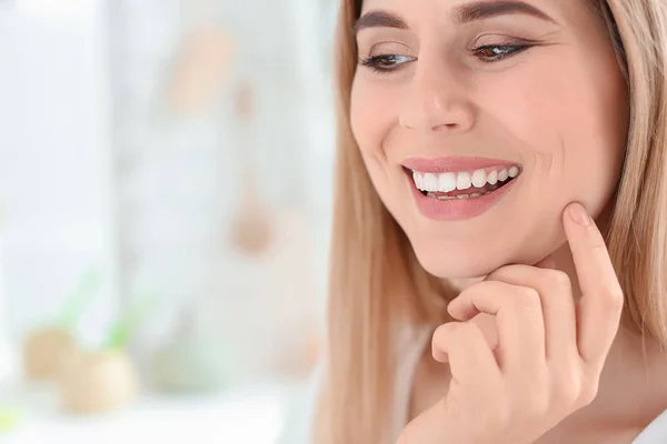 Mujer joven con una hermosa sonrisa en el interior. Blanqueamiento dental — Foto de Stock