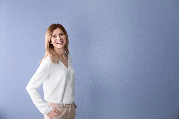Kvinnliga business trainer på färgbakgrund — Stockfoto