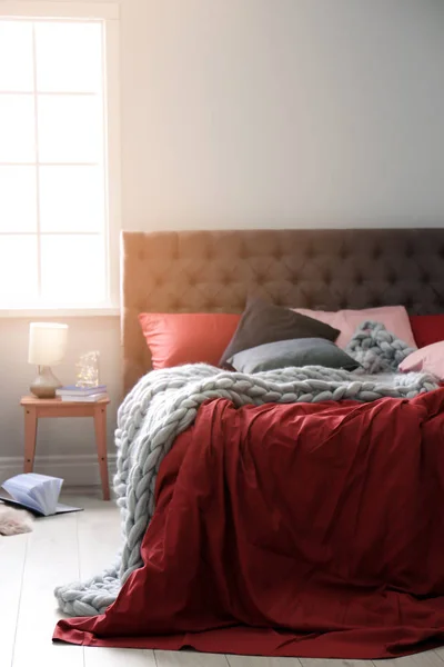 Bekväm säng i ljusa moderna rum — Stockfoto