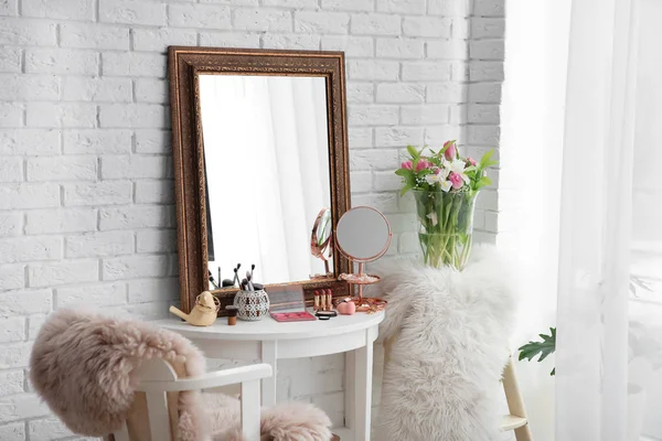 Prachtige spiegel op tafel in moderne make-up kamer — Stockfoto