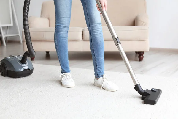 Alfombra de limpieza de mujer con vacío en la sala de estar — Foto de Stock