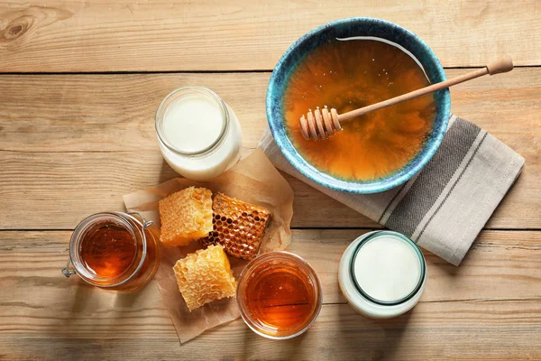 Composizione con latte e miele su fondo legno, vista dall'alto — Foto Stock