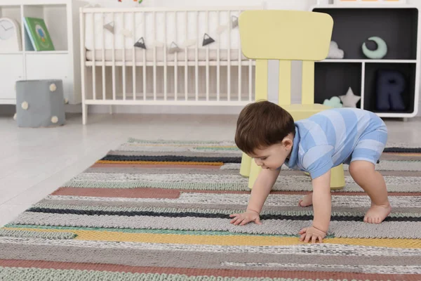 Lindo bebé arrastrándose en casa — Foto de Stock