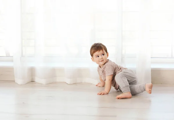 Cute baby czołgał się na piętrze w domu — Zdjęcie stockowe