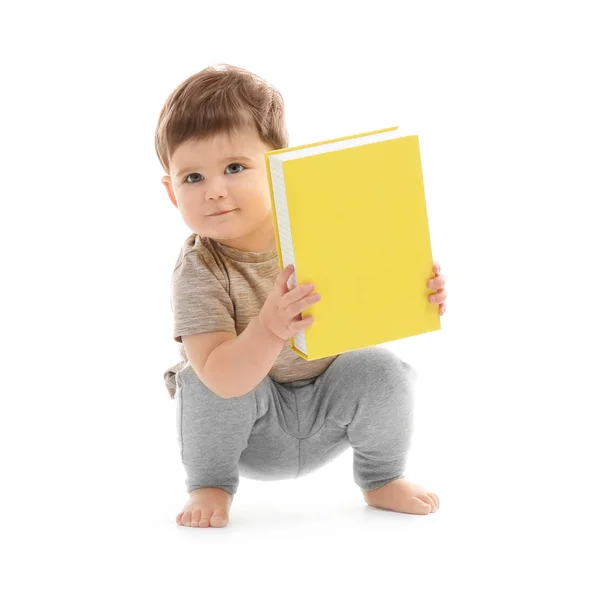 Bonito bebê brincando com caixa no fundo branco — Fotografia de Stock