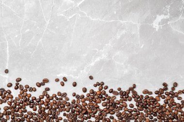 Açık renkli, üstten görünüm üzerinde kahve çekirdekleri