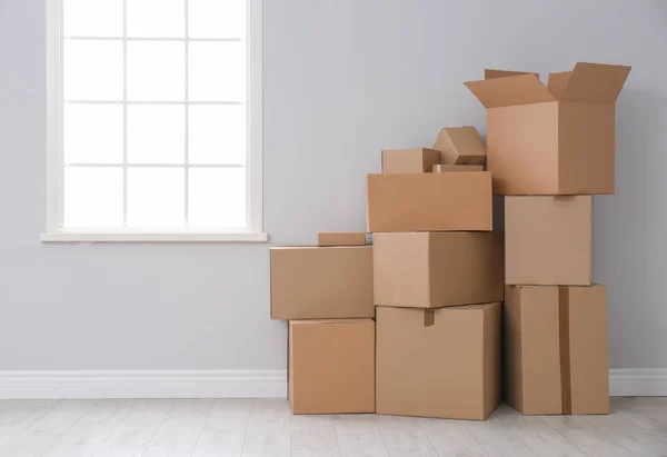 Kartonnen dozen op verdieping binnenshuis — Stockfoto