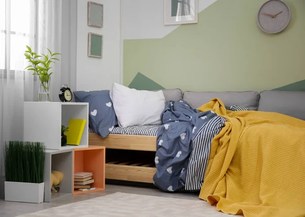 Moderna barn rummet interiören med bekväm säng — Stockfoto