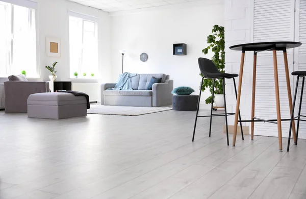 Interior moderno da sala de estar com sofá elegante e carpete — Fotografia de Stock