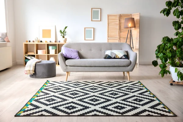 Moderno salón interior con elegante sofá y alfombra — Foto de Stock