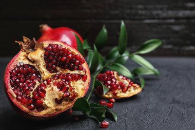 Karanlık tablo taze lezzetli nar