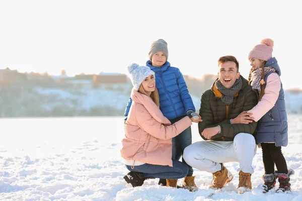 Portrait Happy Family Outdoors Winter Day — Stock Photo, Image