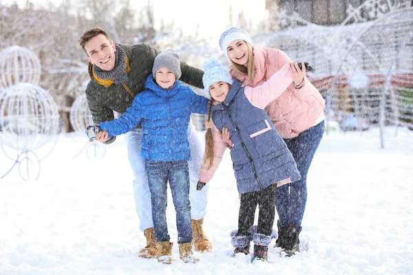 Kış Günü Açık Havada Mutlu Bir Aile Portresi — Stok fotoğraf