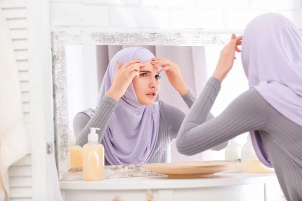 Menina Muçulmana Bonita Com Problema Acne Olhando Espelho Dentro Casa — Fotografia de Stock