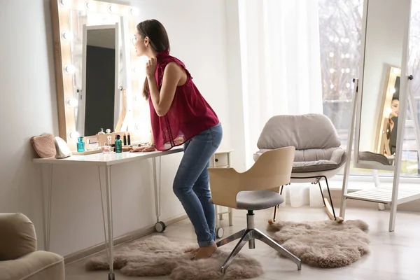 Retrato Mujer Hermosa Con Maquillaje Brillante Cerca Del Espejo Interior — Foto de Stock