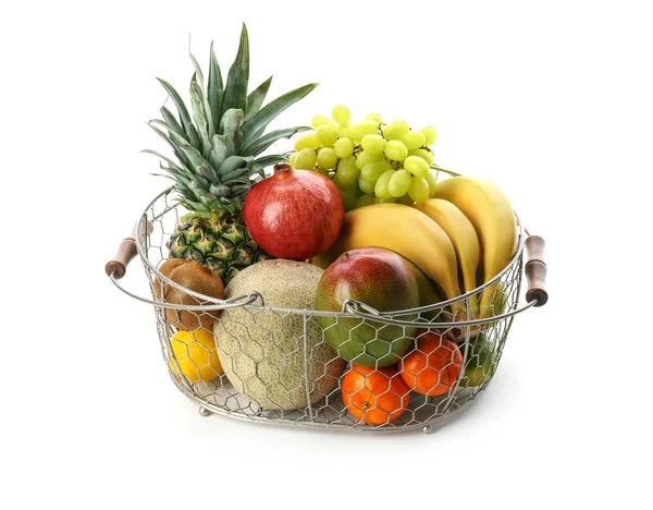 Металлическая корзина со свежими тропическими фруктами на белом фоне — стоковое фото