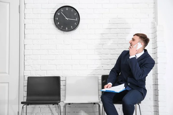 Jovem Espera Entrevista Emprego Dentro Casa — Fotografia de Stock