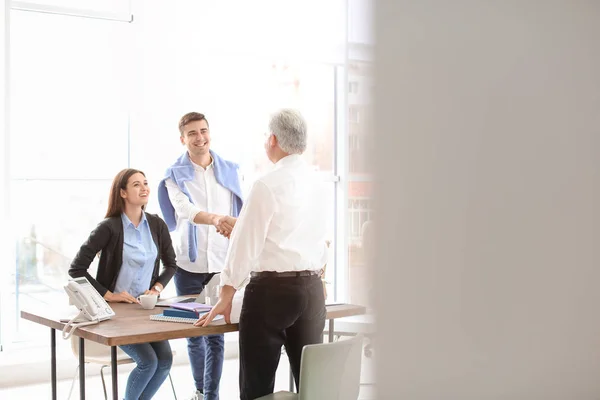 Human Resources Manager Handen Schudden Met Aanvrager Tijdens Job Interview — Stockfoto