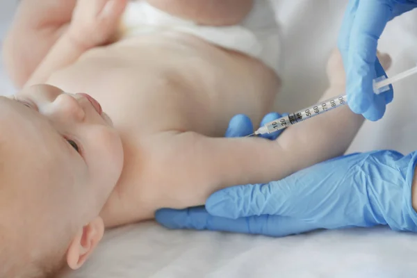 Läkare Vaccinerande Baby Klinik — Stockfoto