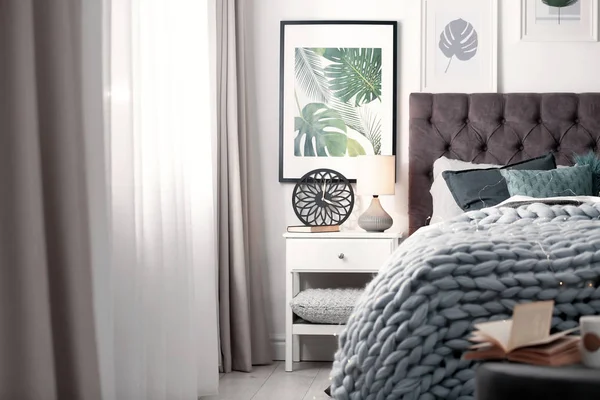 편안한 침대와 현대적인 인테리어 — 스톡 사진