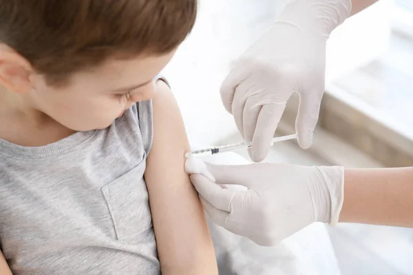 Médico Vacunando Niño Pequeño Hospital — Foto de Stock