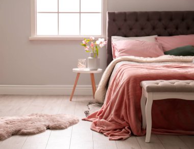 Işık modern oda rahat yatakta