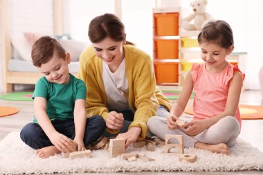 Dadı ve küçük çocuklar evde oynamak