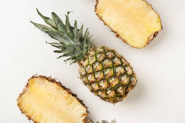 Taze ananas açık renkli, düz üzerinde yatıyordu