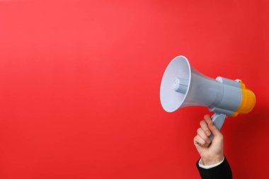 Megafon renk arka plan üzerinde tutan adam