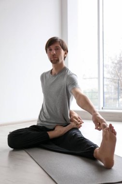 Genç adam pratik Yoga kapalı