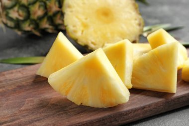Taze dilimlenmiş ananas, closeup ile ahşap tahta