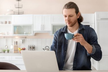 Ev ofis Danışma laptop ile çalışan genç adam