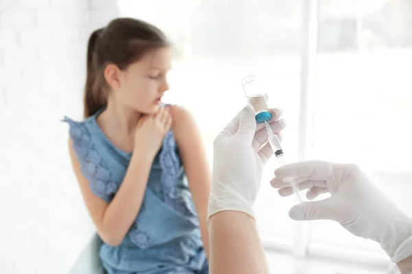 Médecin Remplissage Seringue Avec Médicament Enfant Sur Fond Journée Vaccination — Photo