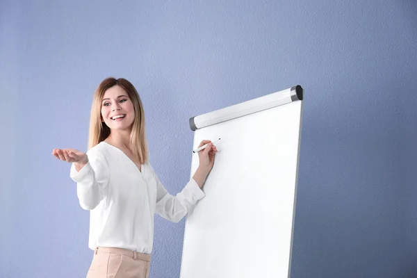 Pelatih Bisnis Perempuan Memberikan Presentasi Terhadap Latar Belakang Warna — Stok Foto