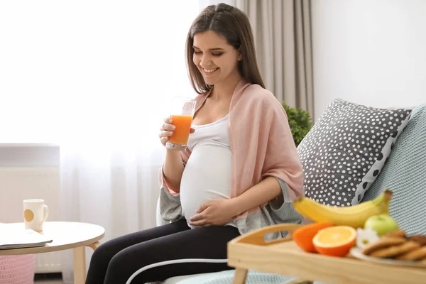 Unga Gravid Kvinna Som Håller Glaset Med Juice Hemma — Stockfoto