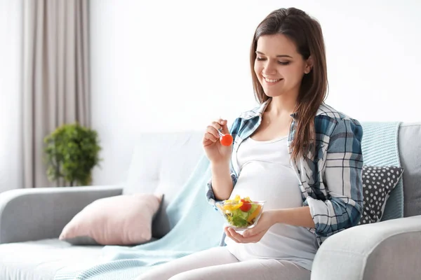 Young Pregnant Woman Eating Vegetable Salad Sofa Home — Stock Photo, Image