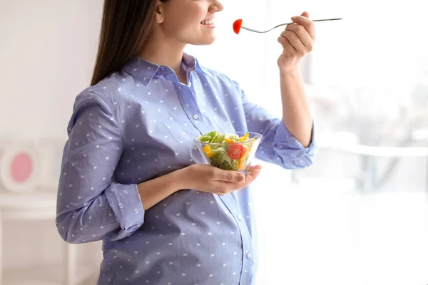 Mujer Embarazada Joven Comiendo Ensalada Verduras Cerca Ventana Casa — Foto de Stock