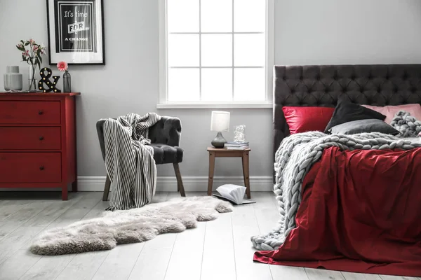 快適なベッドと明るいモダンな部屋のインテリア — ストック写真
