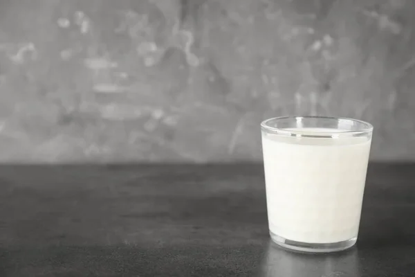 Ποτήρι Γάλα Στο Τραπέζι Νωπών Γαλακτοκομικών Προϊόντων — Φωτογραφία Αρχείου