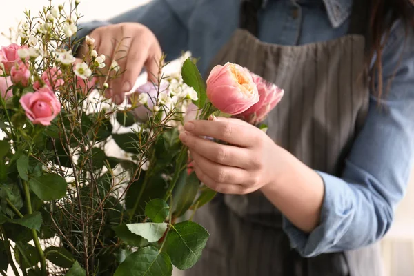 Floristería femenina creando hermoso ramo, primer plano —  Fotos de Stock